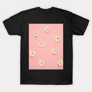 Daisies pattern with a pink backgorund T-Shirt